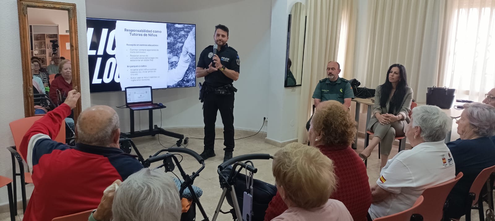 Policía Local y Guardia Civil forman a los mayores de San Javier en materia de seguridad 